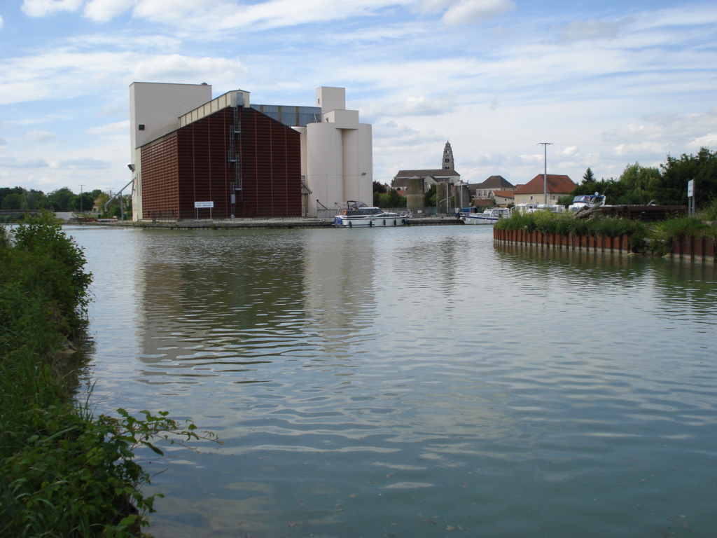 Condé-sur-Marne,_jonction_Canal_de_l'Aisne_à_la_Marne_-_Canal_latéral_à_la_Marne