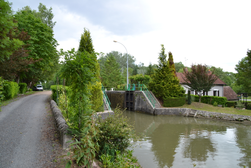 Ecluse_de_l'Acolin_-_Canal_latéral_à_la_Loire