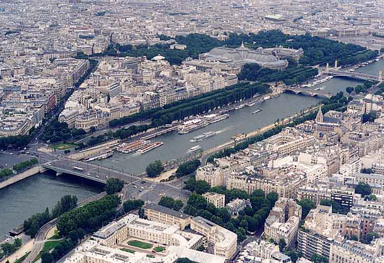 The_Seine_as_seen_from_the_Eiffel_Tower,_June_2002